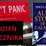 25 maja obchodzimy Dzień Ręcznika na cześć Douglasa Adamsa, autora książki "Autostopem przez Galaktykę".